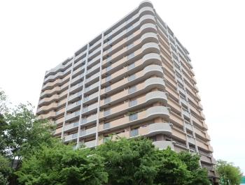 ２００３年９月築、地上１４階建てのマンションです