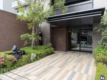 ライオン像がシンボルのアプローチです。