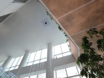 住宅歩行者入口からグランドロビーへ向かうエスカレーターの天井
