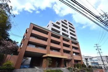 建物南西側外観写真