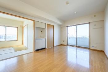 和室のふすまを開放すればより広々としたＬＤＫとして利用可能