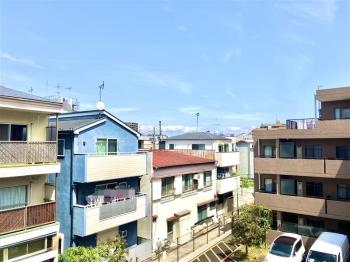 朝日の差し込む東向きのバルコニー