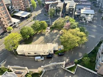 バルコニーから眼下の公園