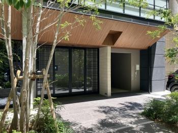 エントランスは植栽による演出がございます