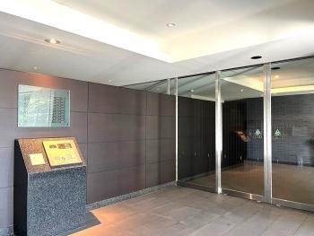 マンションエントランス、オートロック設備です。