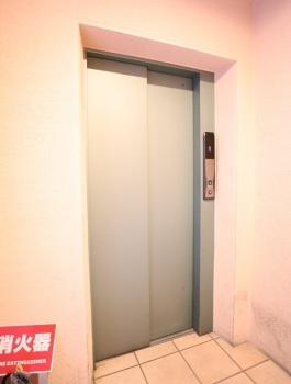 マンション内に１基のエレベーターが備わっています。