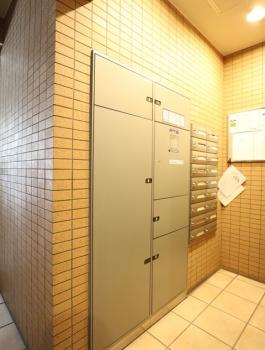 共用部に宅配ボックスがあるため、不在時にも荷物の受け取りが可能です。