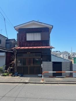 正面より撮影した現地外観写真