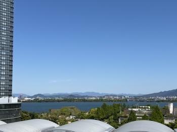 北側洋室から東向きの眺望。開放感のある眺望をぜひ現地でご覧ください。