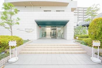 エントランス左側には車いすやベビーカーでも安心なスロープが設けられております。