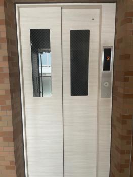 各階で利用可能なエレベーター