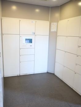 風除室には宅配ボックスがございます。