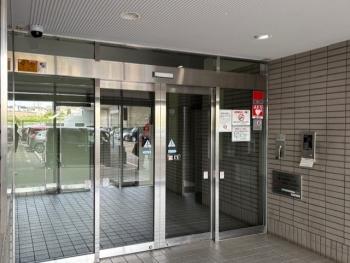 不審者や勧誘員などが建物内に立ち入るのを防いでくれるオートロック付き。