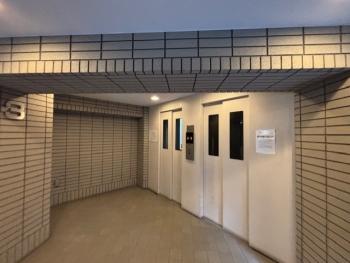 マンション内に２基のエレベーターが備わっています。