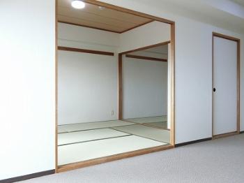 隣の和室とは２枚の戸襖で仕切られています