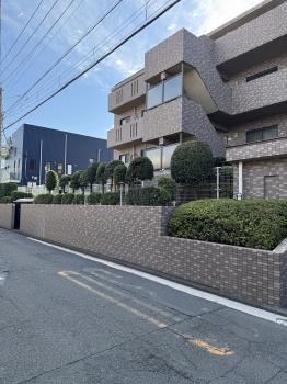 マンション北側からの外観写真。