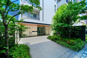 美しく整えられた植栽のエントランスアプローチ