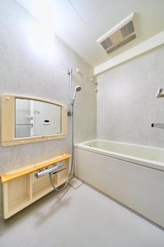 １２１６サイズ。雨の日でもお洗濯物を乾かせる浴室換気乾燥機付きです。