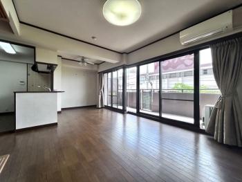 陽光が差し込む、明るい空間。ご家族皆様でゆったりとお寛ぎいただけます。
