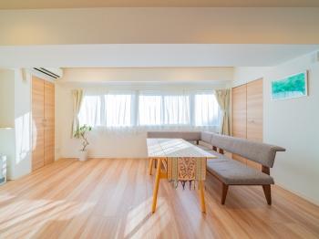 陽光に包まれる、心地よいリビング。