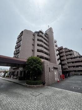 総戸数７６戸　９階建て　タイル張りの建物外観
