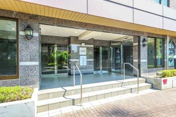 重厚感を兼ね備え、明るく開放的なエントランス