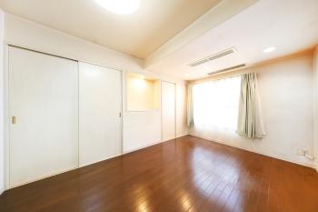 収納豊富で使い勝手の良い洋室2
