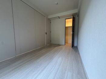 扉を閉めた場合の洋室を撮影したものです。