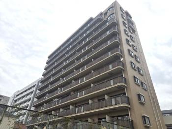 現地南東方向から撮影した建物外観
