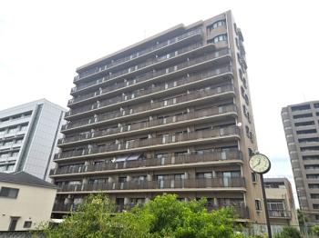 現地南側から撮影した建物外観