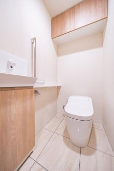 手洗いカウンターを備えた上質感のあるトイレには、快適なオート洗浄機能を搭載