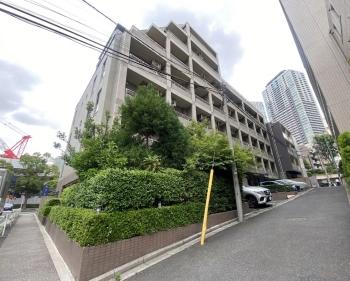 緑に囲まれた高台に佇む落ち着きあるレジデンス