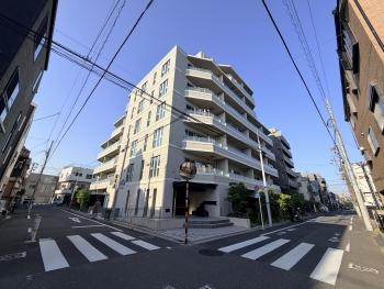 重厚感のあるタイル調外観で、落ち着いた佇まいのマンション