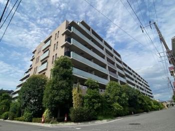 タイル張りの建物外観（７階建　総戸数１４６戸）