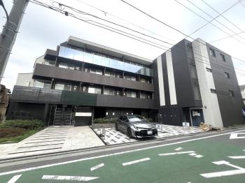 黒とグレーを基調としたタイル張りで高級感を演出する外観です。