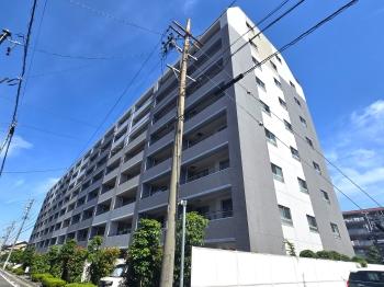現地南東方向から撮影した建物外観