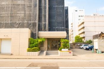 落ち着いた色合いのタイル貼りが、品格あるマンションの佇まいを演出しています。