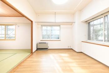 二面採光と出窓カウンターが魅力の開放的な南向きリビングダイニングです。