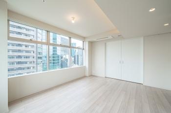都心の眺めを日常に取り込むリビングダイニング