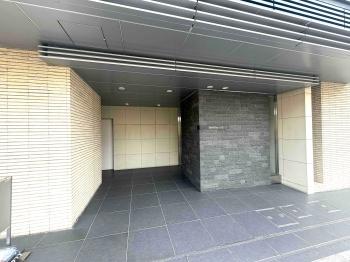 田端の象徴である「切り通し」をイメージした格子デザインのエントランス