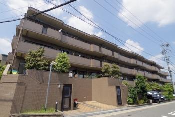 落ち着いたブラウンタイルの外観が印象的な低層マンション
