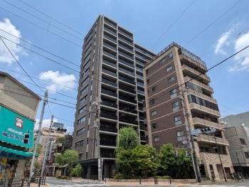 建物外観。根岸柳通りと金杉通りの角地、総戸数92戸2022年1月築のレジデンス。
