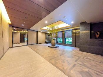 共用部・ロビー。壁面・天井・床面の隅々に至るまでこだわりの仕様の明るいロビー。