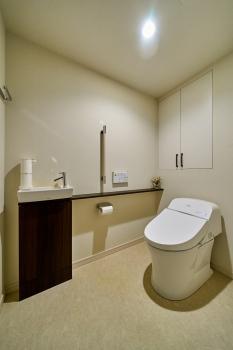収納スペースがあるので、トイレットペーパーのストックや掃除用品を収納できます