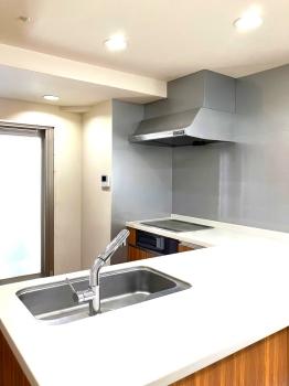 勝手口があり、通気性の良いキッチンです（CGで作成したリフォームイメージです。）