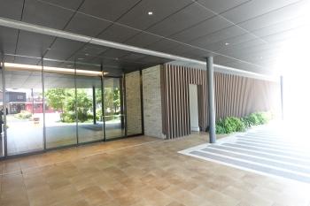 大きな屋根の付いたエントランスアプローチ