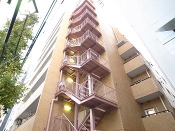 西側からの外観