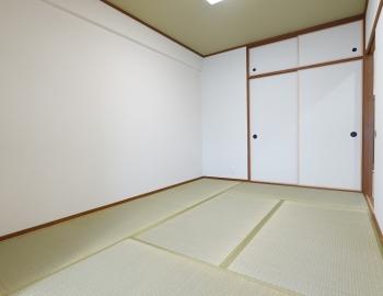 リビング隣の和室は、来訪時や家事スペース、お子様と遊ぶ空間としても重宝します