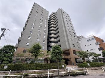 大山駅徒歩1分の好立地　タイル貼りの外観