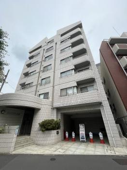 白を基調とした外観で街並みと調和するデザイン